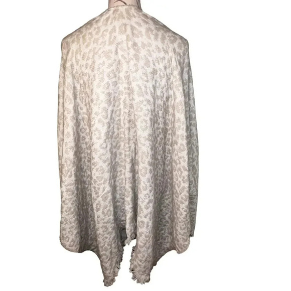 Snow Leopard print Cozy Poncho with fringe asymmetrical hem L=32-42” W=50” - Picture 3 of 7